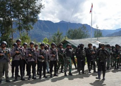TNI–POLRI: PERLINDUNGAN DAN BANTUAN BAGI WARGA PAPUA DI ZONA KONFLIK