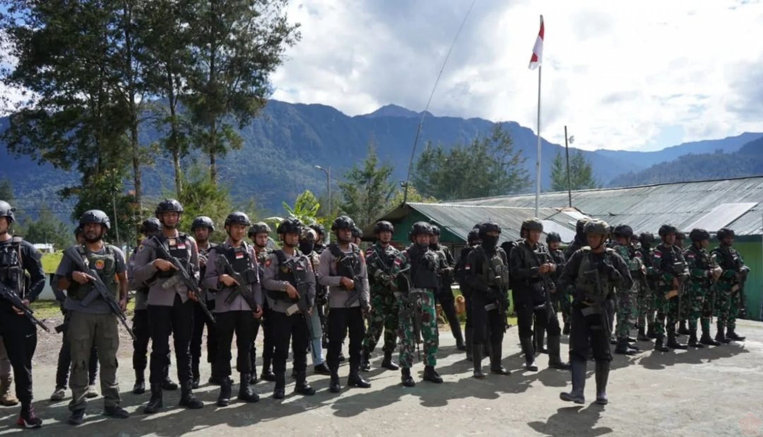 TNI–POLRI: PERLINDUNGAN DAN BANTUAN BAGI WARGA PAPUA DI ZONA KONFLIK