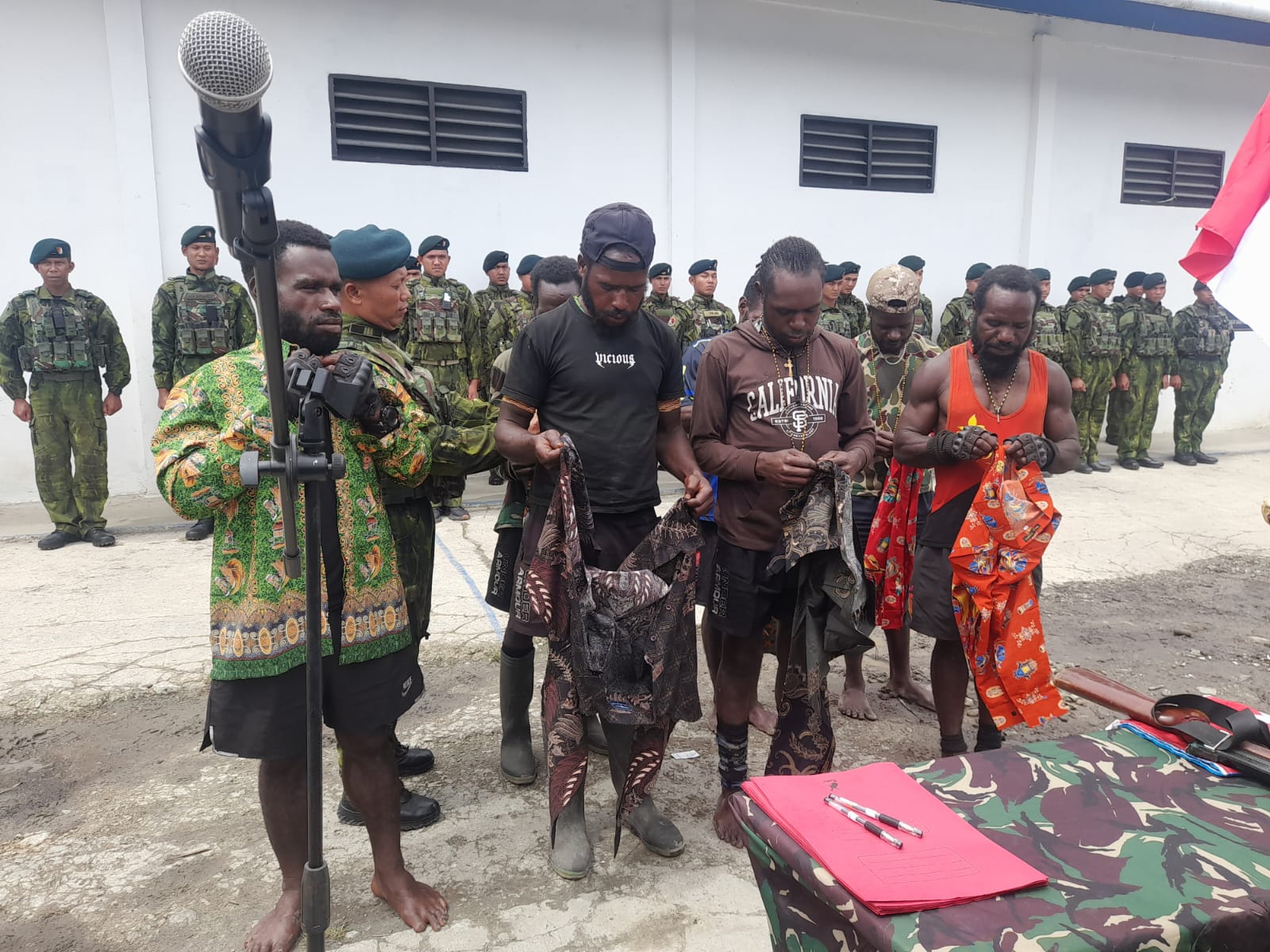 Tujuh Eks Anggota OPM Ikrar Setia kepada NKRI di Sinak